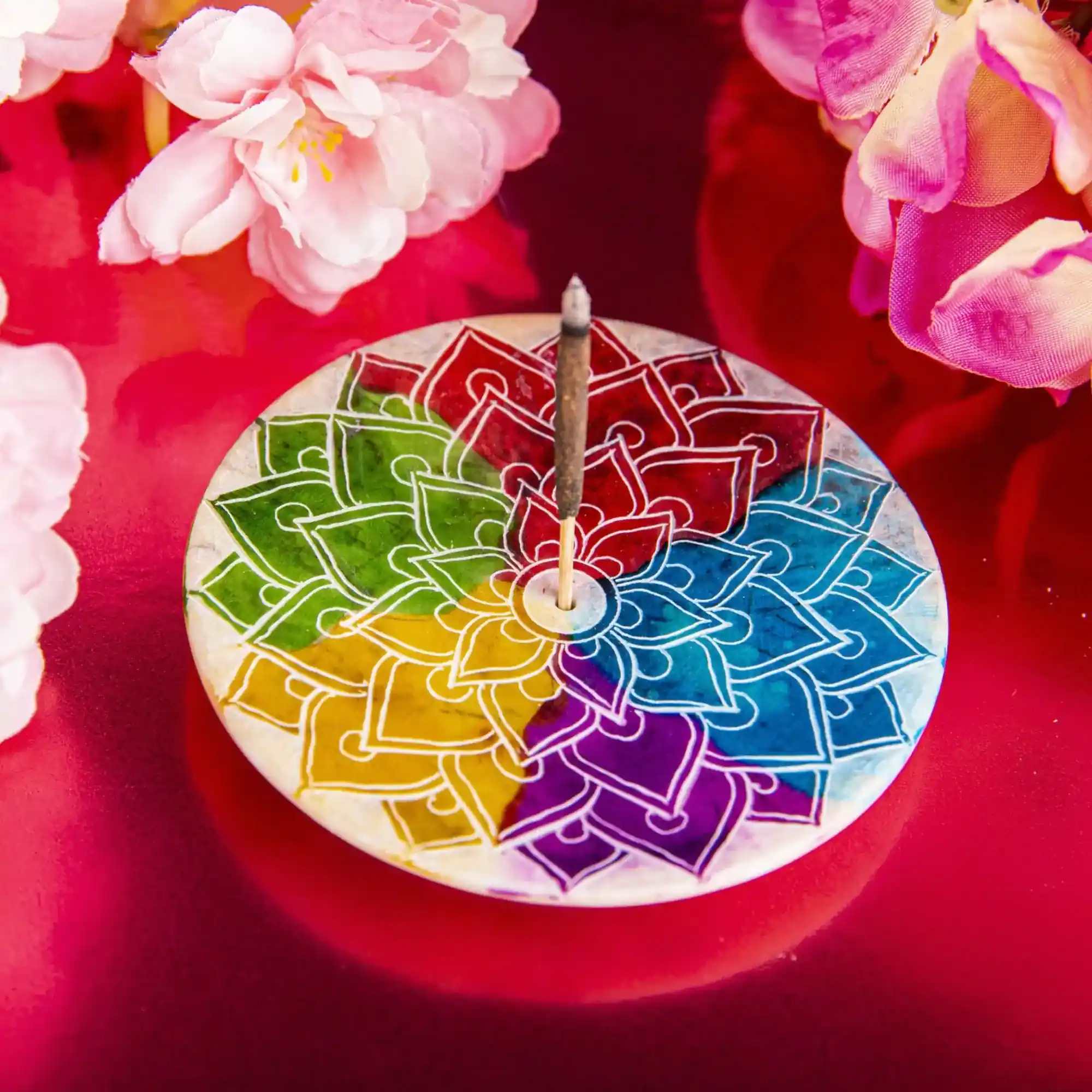 Bunter Lotus-Räucherstäbchenhalter von Berk mit brennendem Räucherstäbchen und rosafarbenen Blüten