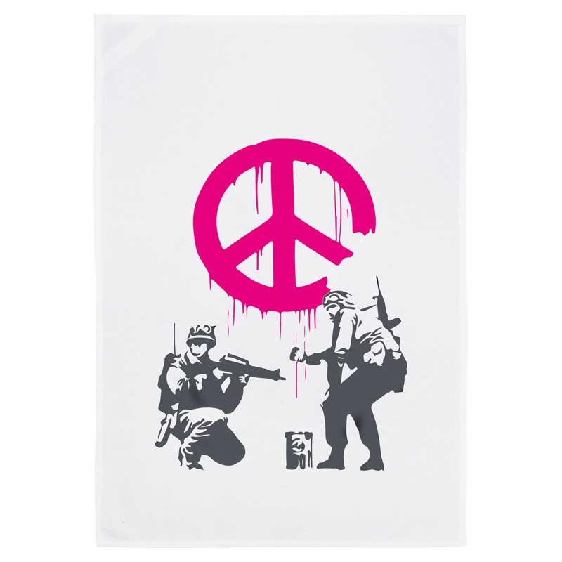 Geschirrtuch von 17;30 mit modernem Streetart-Design: Soldaten malen ein pinkfarbenes Peace-Zeichen – stylisches, politisch inspiriertes Küchentuch aus Baumwolle.