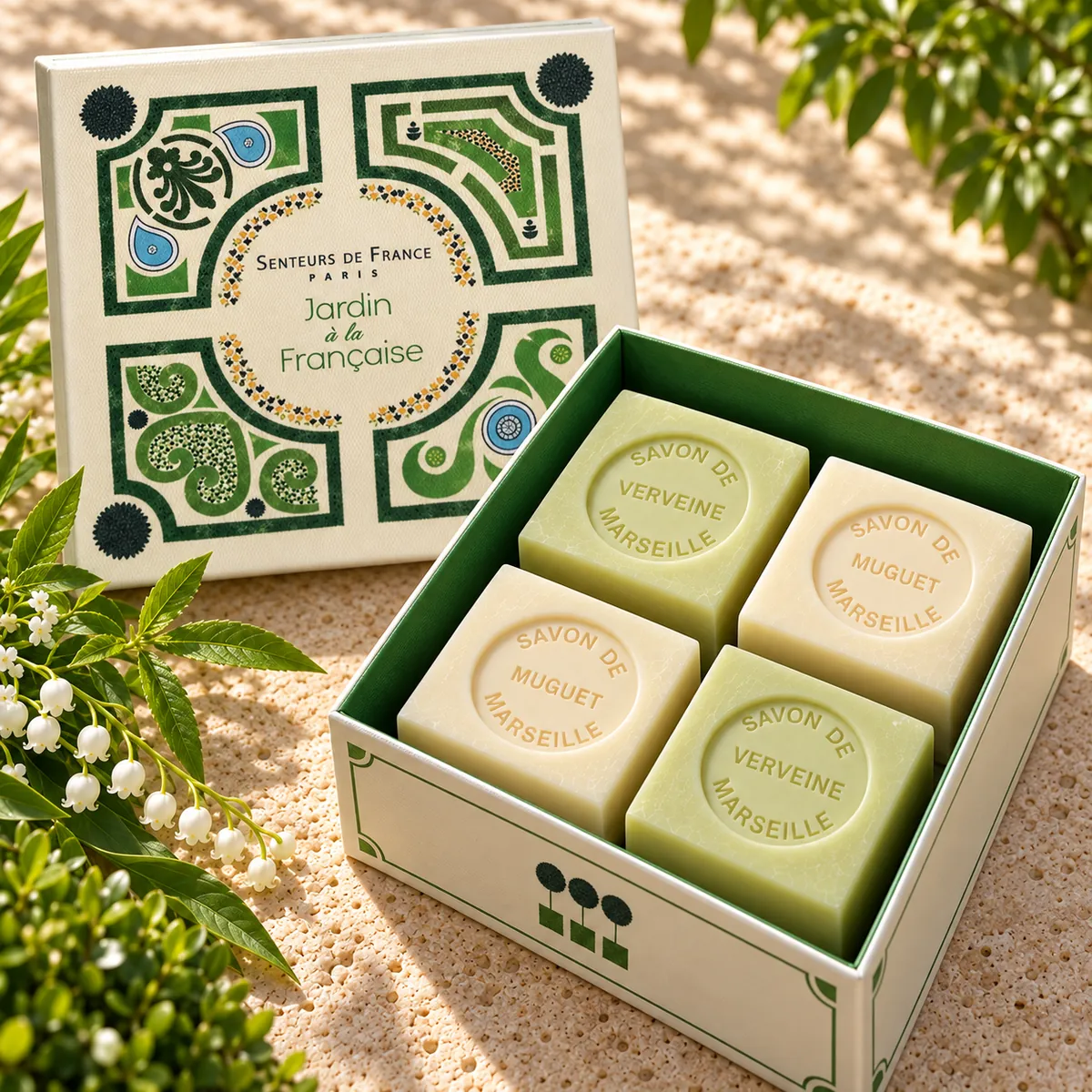 Senteurs de France Seifenset Jardin à la Française mit je zwei Würfelseifen Verveine und Muguet in einer Geschenkbox mit Gartenmotiv.
