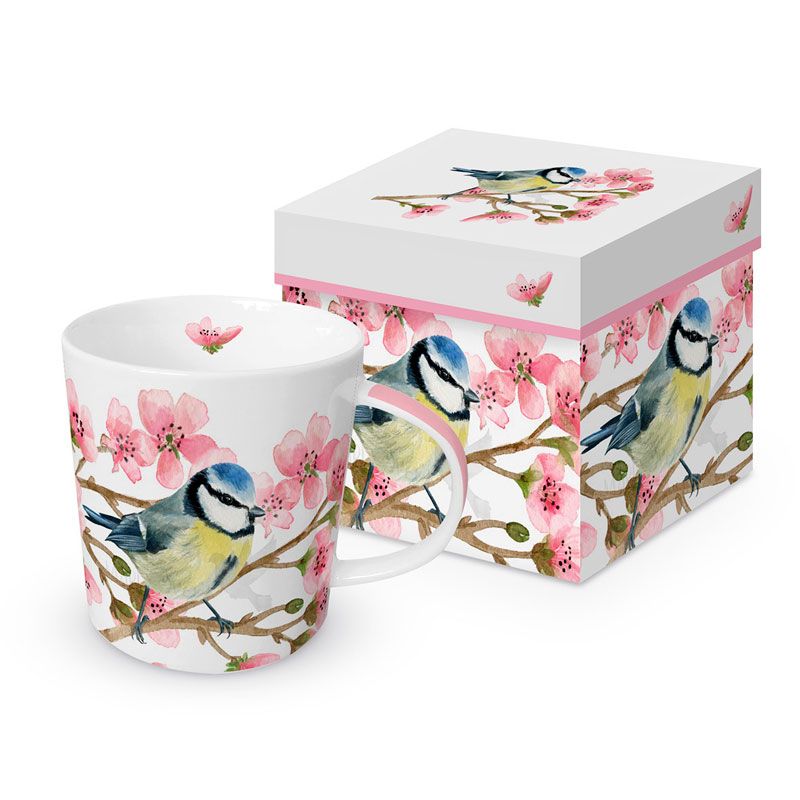 PPD Tasse „Oiseau Printemps“ mit Blaumeise auf rosa Kirschblütenzweigen, detailreich illustriert und mit Geschenkbox – frühlingshafte Porzellantasse für feine Tischkultur.