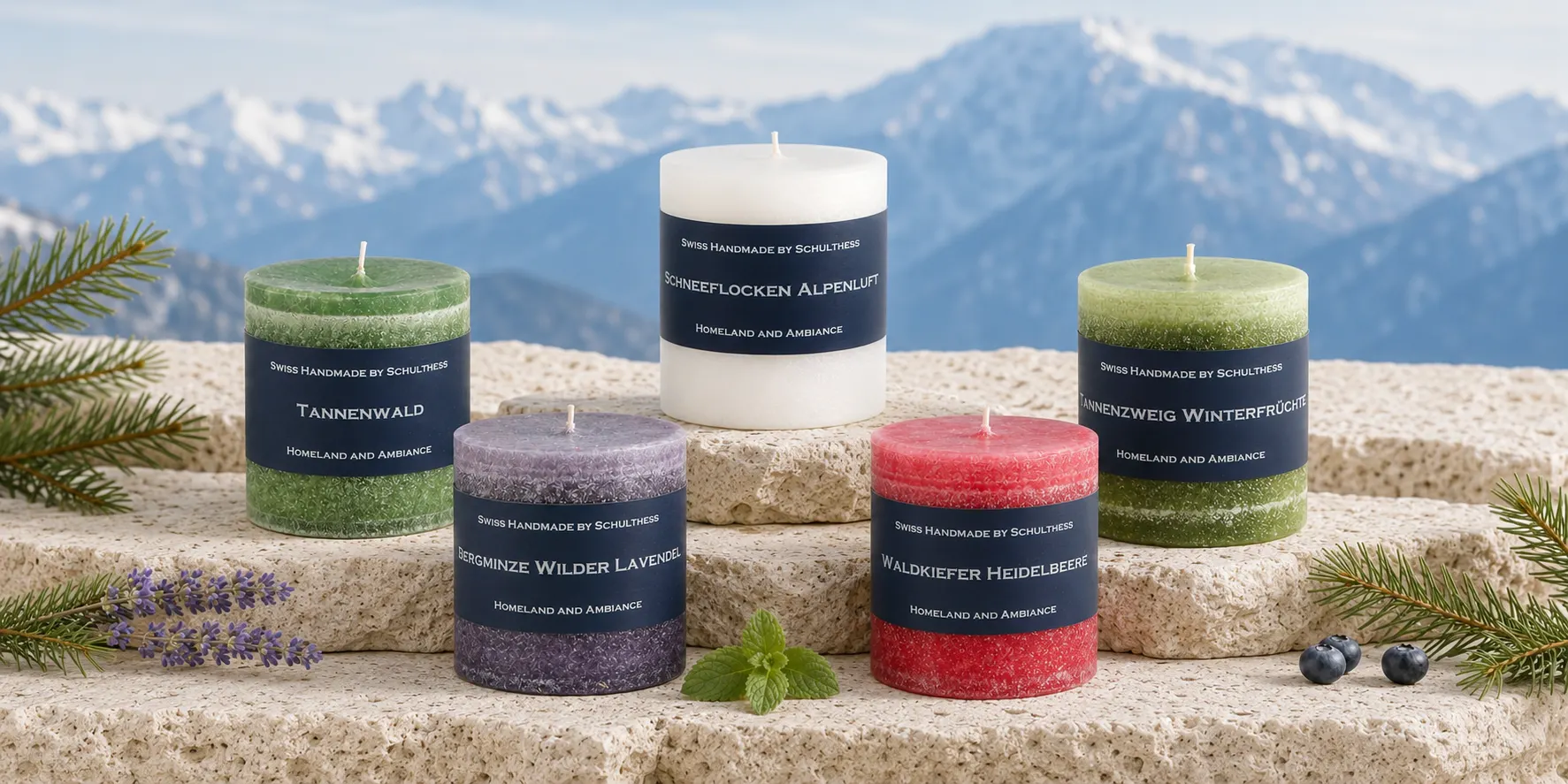 Schulthess Duftkerzen mit Tanne, Bergminze, Lavendel und Heidelbeeren in alpiner Winterlandschaft