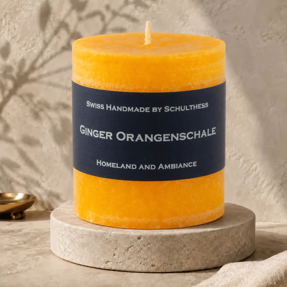 Schulthess Duftkerze Ginger Orangenschale auf hellem Travertinteller