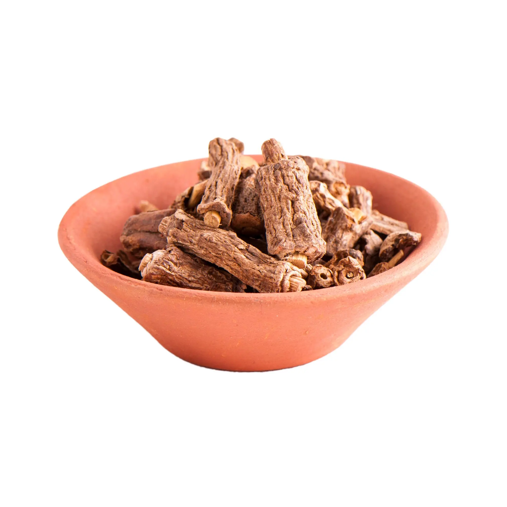 Naturbelassene Anantamul-Wurzel von Berk in einer Tonschale – ayurvedisches Räucherwerk mit süß-balsamischem Duft.