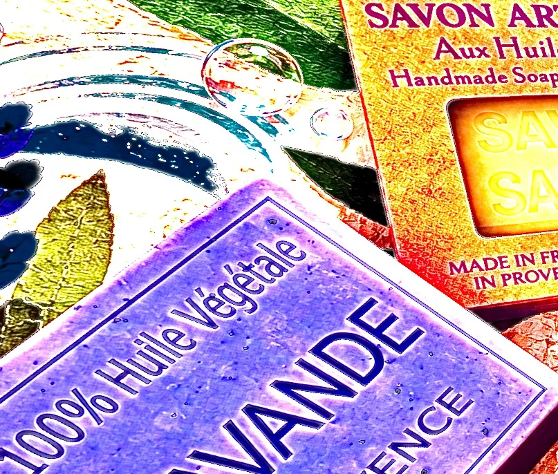 Moderne Kunstcollage mit geprägter Lavendelseife und Sandelholzseife in Kraftkarton von Maître Savonitto, abstrakten Pflanzenformen und Seifenblasen.