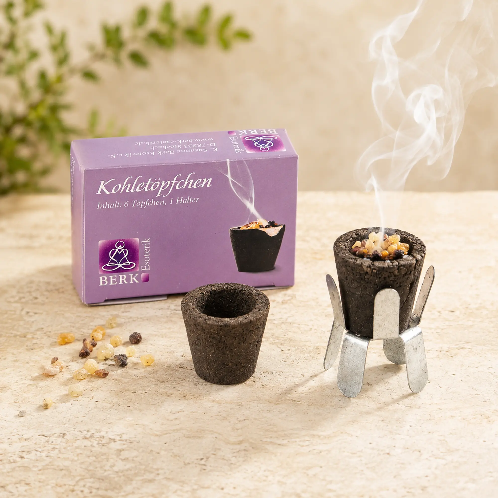 Berk Kohletöpfchen mit Räucherharz im Metallhalter