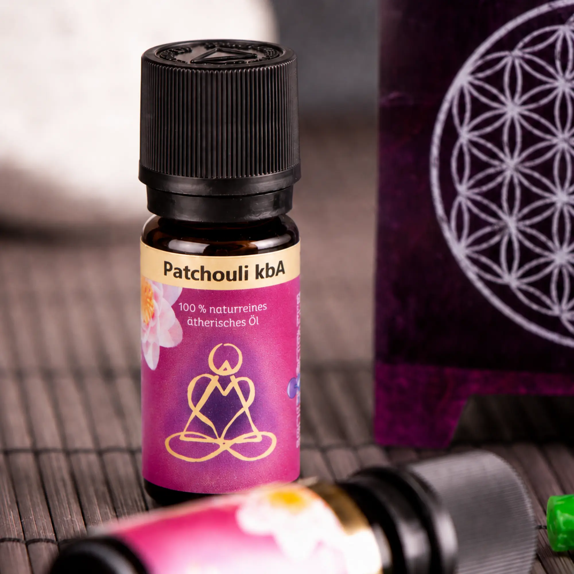 Patchouliöl von Berk mit violetter Aromalampe im stimmungsvollen Arrangement