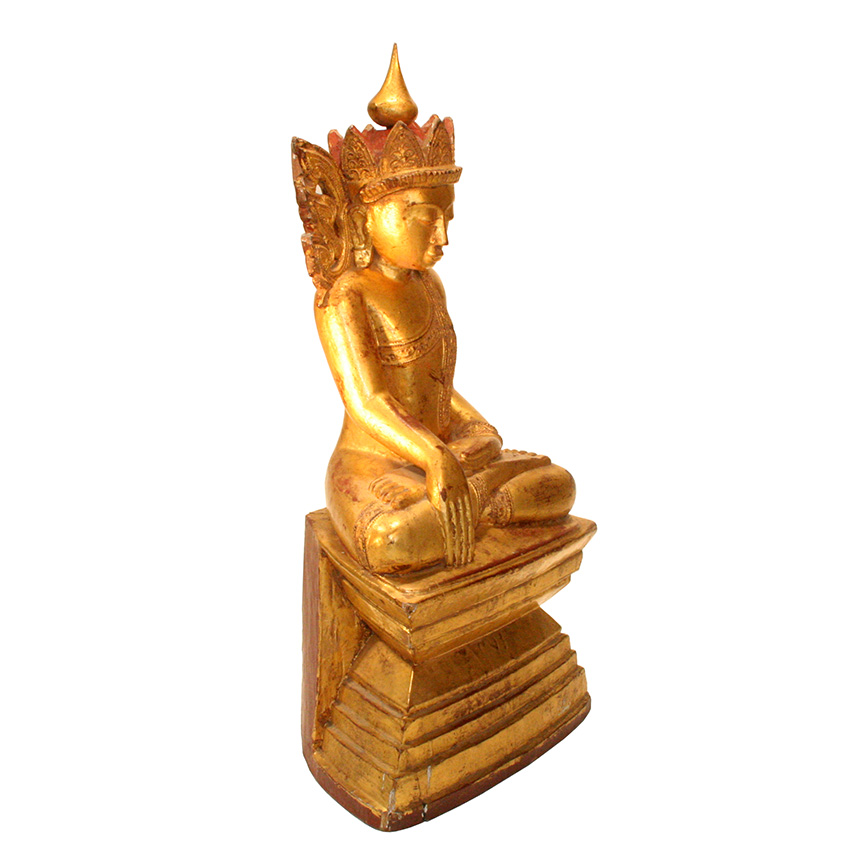 Rechte Seitenansicht des vergoldeten Königsbuddha aus Teakholz, antike burmesische Figur mit fein gearbeiteter Krone und ruhiger, majestätischer Ausstrahlung.