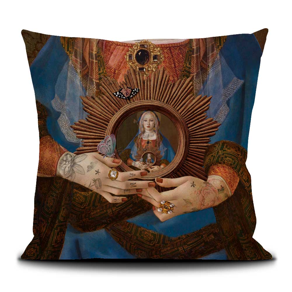 Voglio Bene Luxus Samtkissen 50x50 – detailreiche Rückseite mit Händen, die eine vergoldete Ikone der Madonna halten, verziert mit Schmetterlingen und Ornamenten.