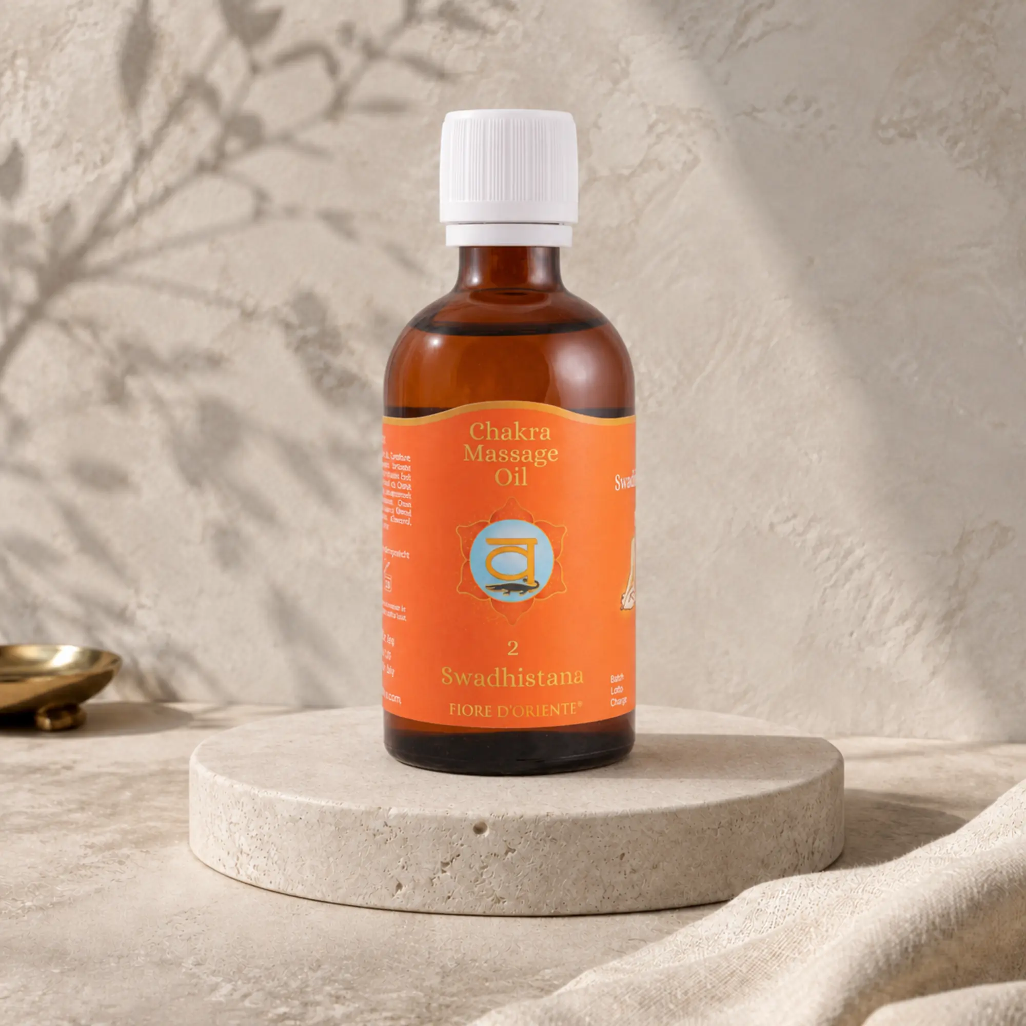 Swadhistana Sakral-Chakra Massageöl von Berk, 100 ml, auf hellem Travertin-Podest
