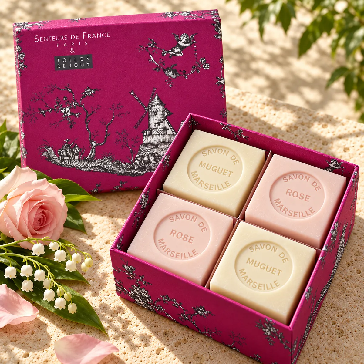 Senteurs de France Seifenset mit je zwei Würfelseifen Muguet und Rose in pinkfarbener Toile-de-Jouy-Geschenkbox.