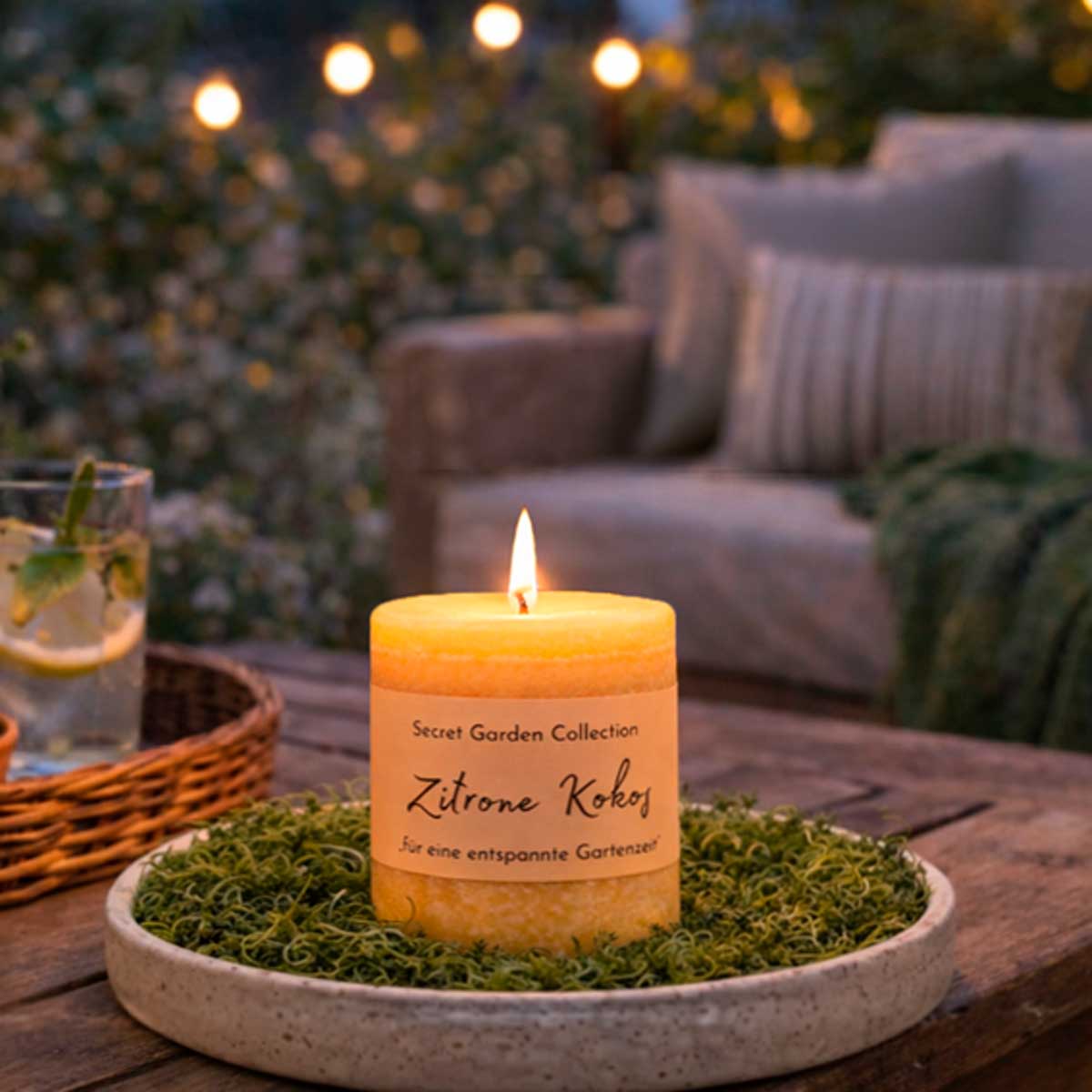 Schulthess Duftkerze Zitrone Kokos auf Terrasse – stimmungsvolle Gartenbeleuchtung mit Kerze, Lounge und sommerlichem Ambiente