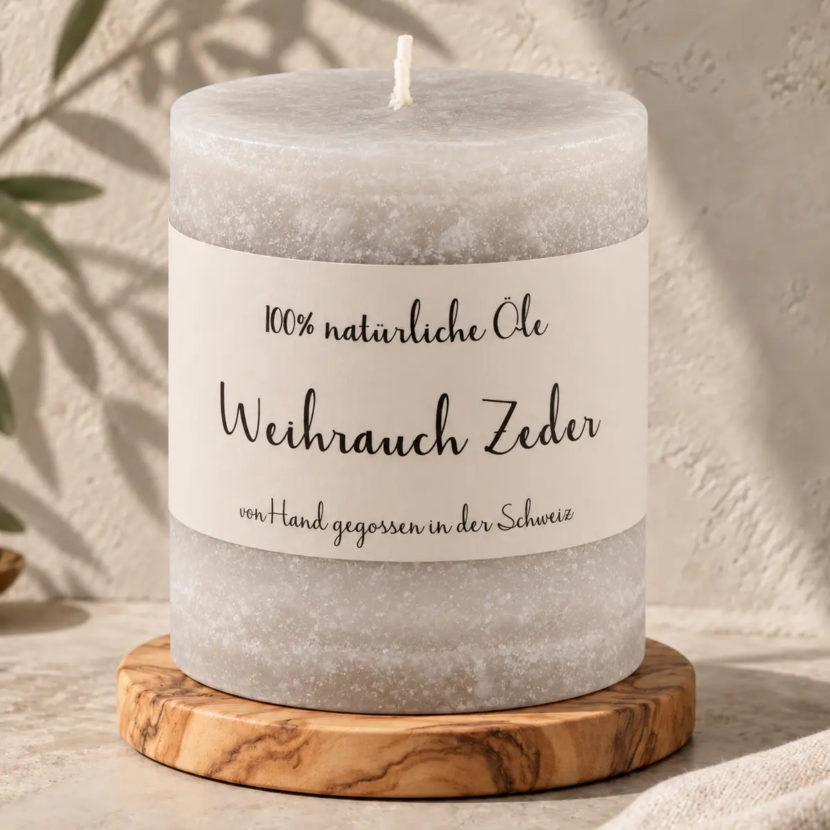 Graue Schulthess Duftkerze Weihrauch Zeder aus 100 % natürlichen Ölen auf einem Holzsockel