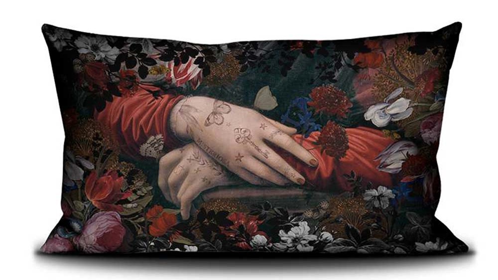 Voglio Bene Samtkissen Misteriosa 40x65 – detailreiche Kunstszene mit tätowierten Händen in floraler Komposition, dunkler Hintergrund, luxuriöser Artprint