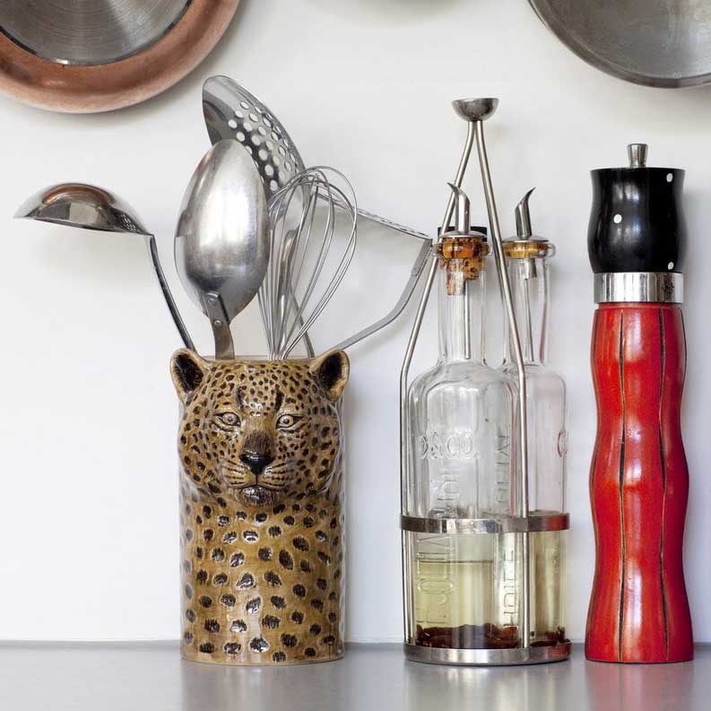 Utensil Pot Leopard von Quail Ceramics – handbemalter Keramikbehälter in Leopardenform, ideal zur Aufbewahrung von Küchenutensilien und ein stilvolles Highlight für jede Küche.