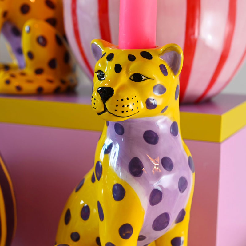 Detailaufnahme des Mignon Kerzenhalters von Gift Company – gelber Leoparden-Kerzenständer mit lila Punkten und pinker Kerze, modernes Designobjekt für stilvolle Wohnakzente.