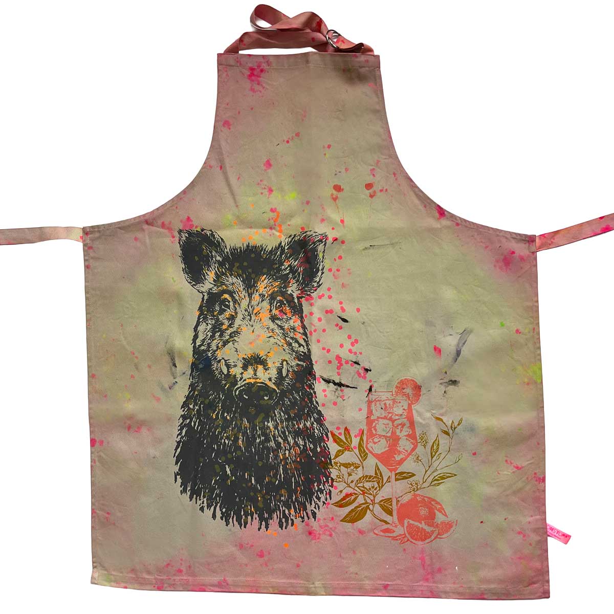 Handgedruckte Atelier Unique Küchenschürze „Keiler dunkel“ von Frohstoff mit dunklem Keilermotiv, erdigen Farbtönen und Farbsprenkeln, Handsiebdruck aus Hamburg.