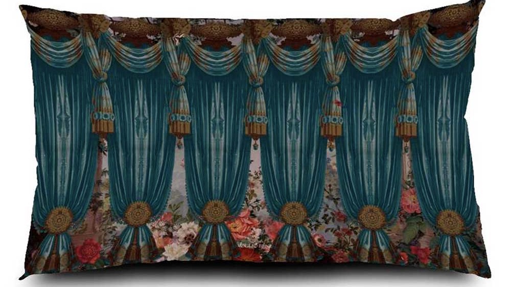 Rückseite Voglio Bene Samtkissen „Paradise“ – edles Design mit opulenten Vorhängen und floralen Details. Stilvolles Designer Kissen 40x65 cm für luxuriöse Wohnakzente.