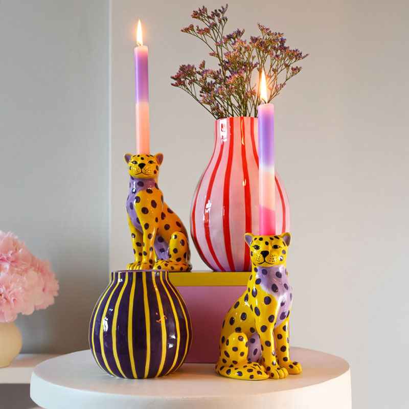 Mignon Kerzenhalter und Artisan Vasen von Gift Company – farbenfrohe Leoparden-Kerzenständer und gestreifte Vasen in Lila, Gelb und Rot für moderne Wohnakzente.