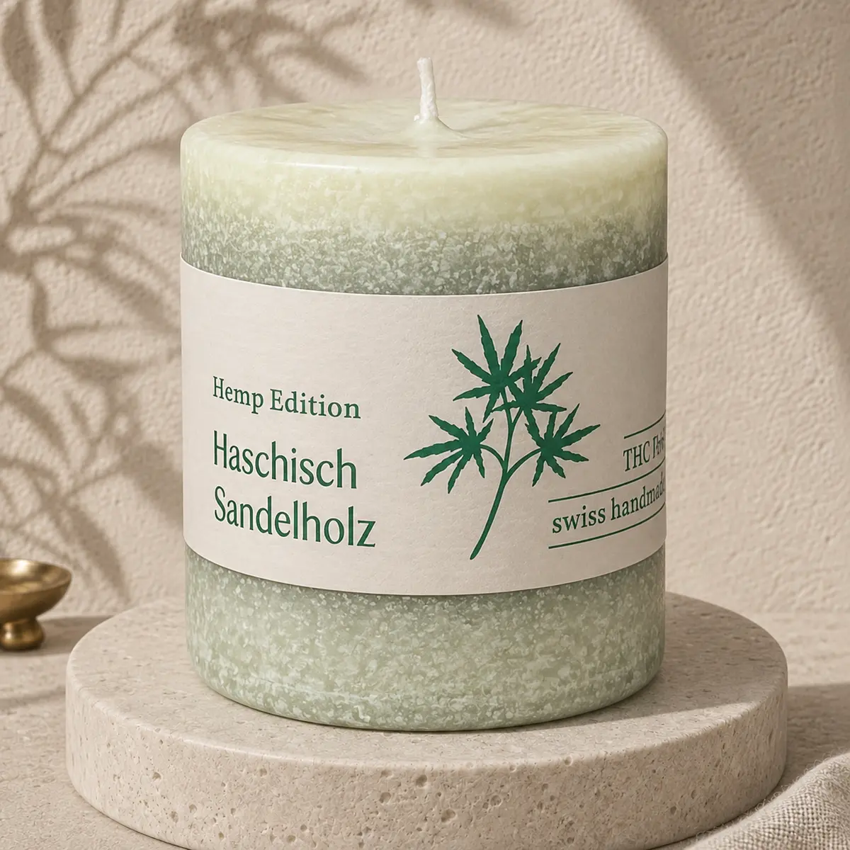 Schulthess Hemp Edition Duftkerze Haschisch Sandelholz auf Travertin