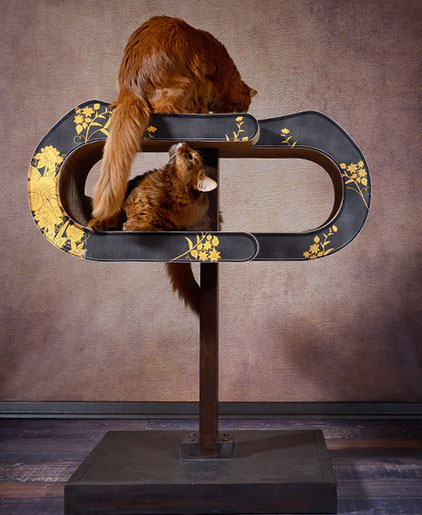 Kratzbaum „Arbor“ von cat-on – exklusives Designer-Katzenmöbel mit elegantem Schwarz-Gold-Dekor und zwei Katzen beim Spielen. Handgefertigt in Deutschland aus nachhaltiger Wellpappe.