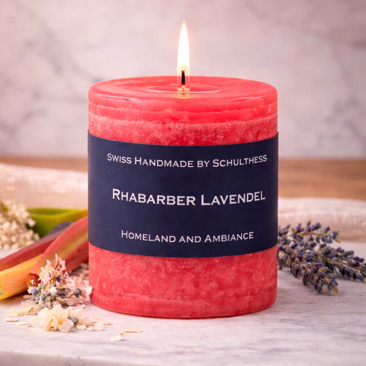 Schulthess Duftkerze Rhabarber Lavendel – rote Duftkerze mit frischen Blüten und Lavendel für frühlingshafte Wohnatmosphäre
