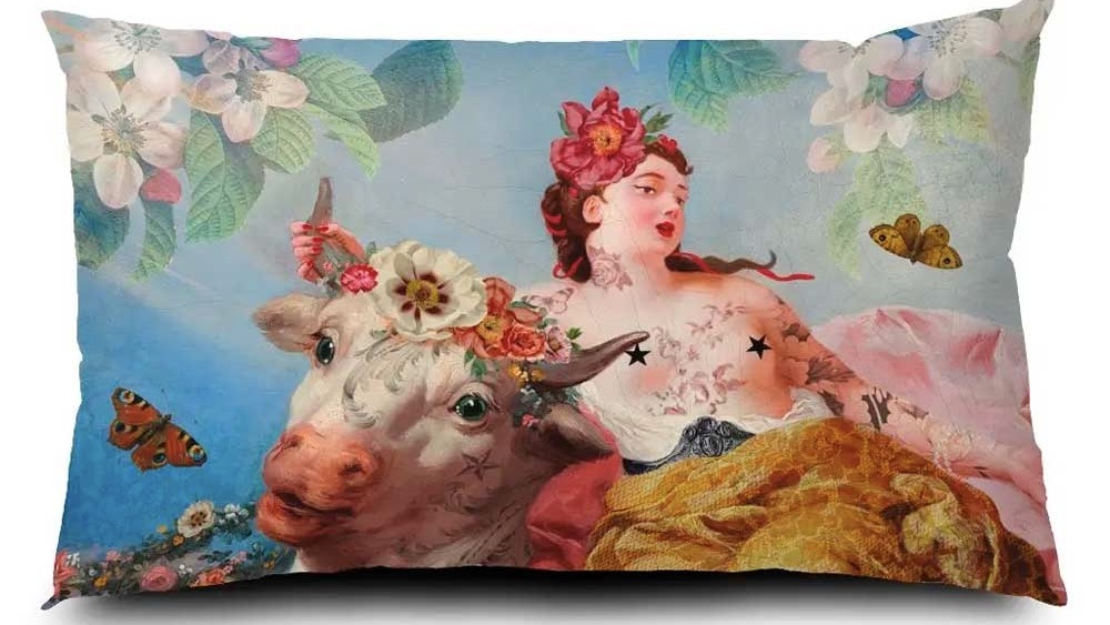 Voglio Bene Samtkissen La Vache 40x65 – kunstvolles Designkissen mit barocker Frau, geschmückter Kuh, Blumen und Schmetterlingen – luxuriöse Dekoration für Sofa & Wohnzimmer.