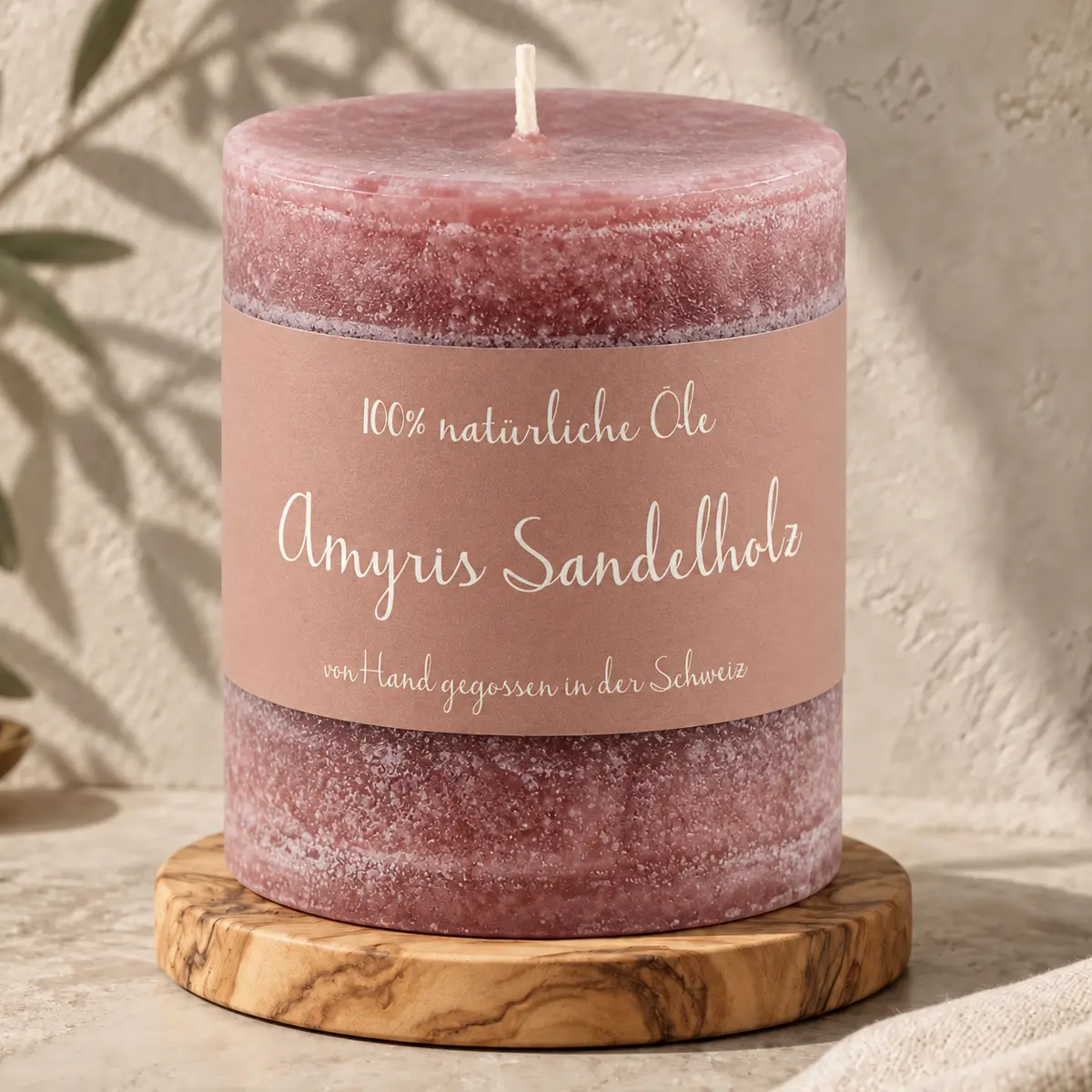 Altrosafarbene Schulthess Duftkerze Amyris Sandelholz aus 100 % natürlichen Ölen auf einem Holzsockel