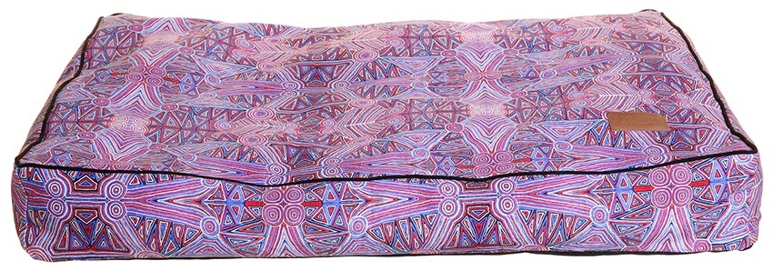 Outback Tails Hundebett „Digging for Truffles“ – rechteckiges Hundebett mit Aboriginal-Art-Muster in Violett und Rosa. Stilvolles Design aus Australien mit weicher, robuster Polsterung.