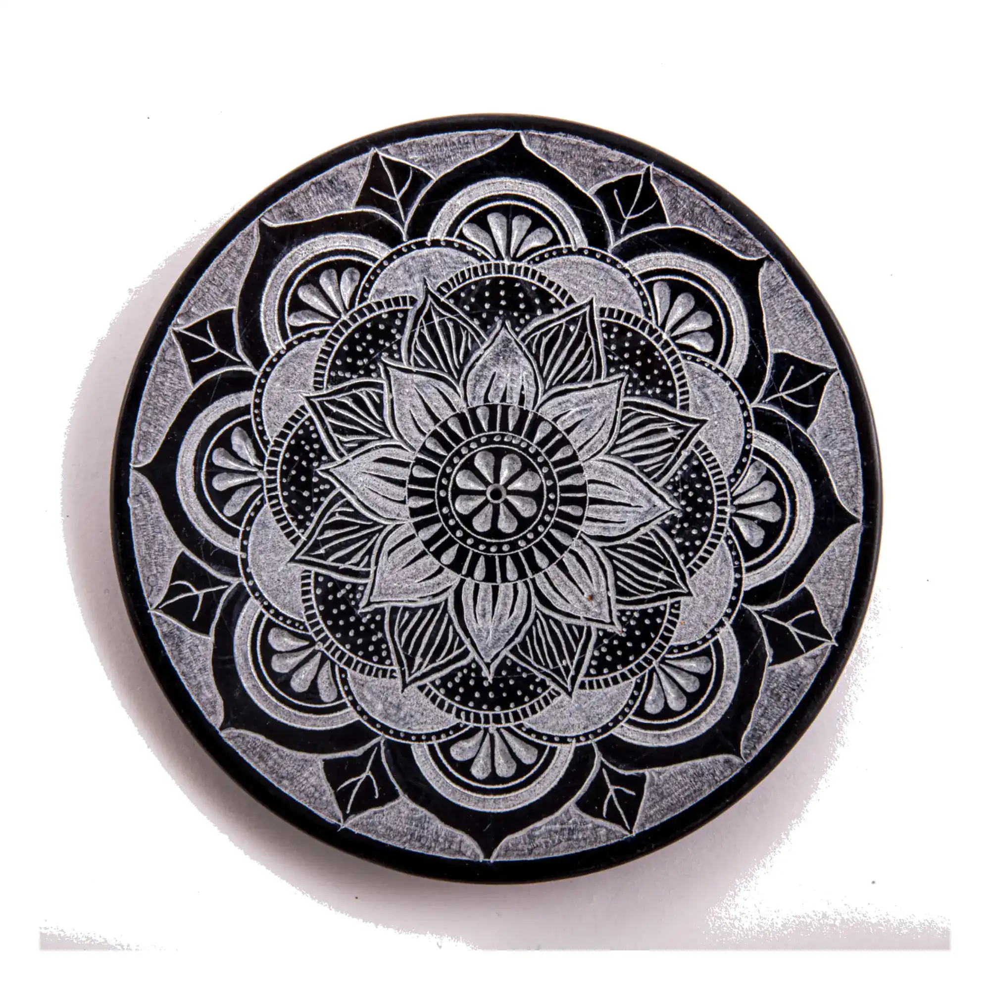 Schwarz-weißer Räucherstäbchenhalter von Berk mit fein graviertem Mandala auf weißem Hintergrund