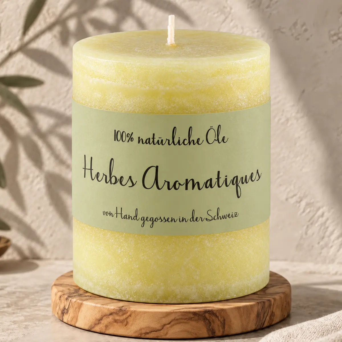 Gelbgrüne Schulthess Duftkerze Herbes Aromatiques aus 100 % natürlichen Ölen auf einem Holzsockel