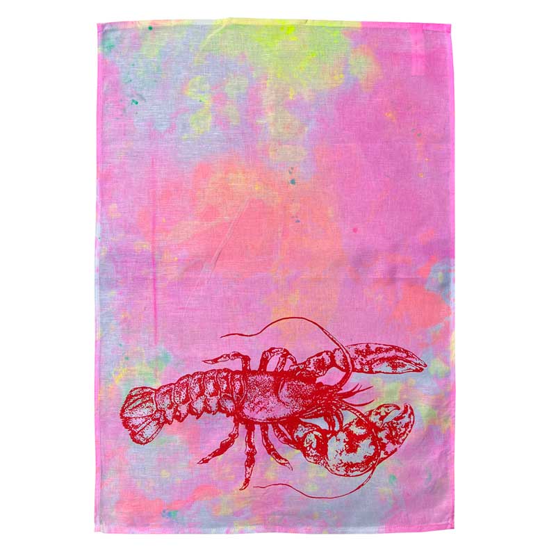 Frohstoff Geschirrtuch mit rotem Hummerdruck auf pink-bunt marmoriertem Hintergrund – handbedrucktes Leinentuch, kunstvoll gestaltet und nachhaltig produziert.