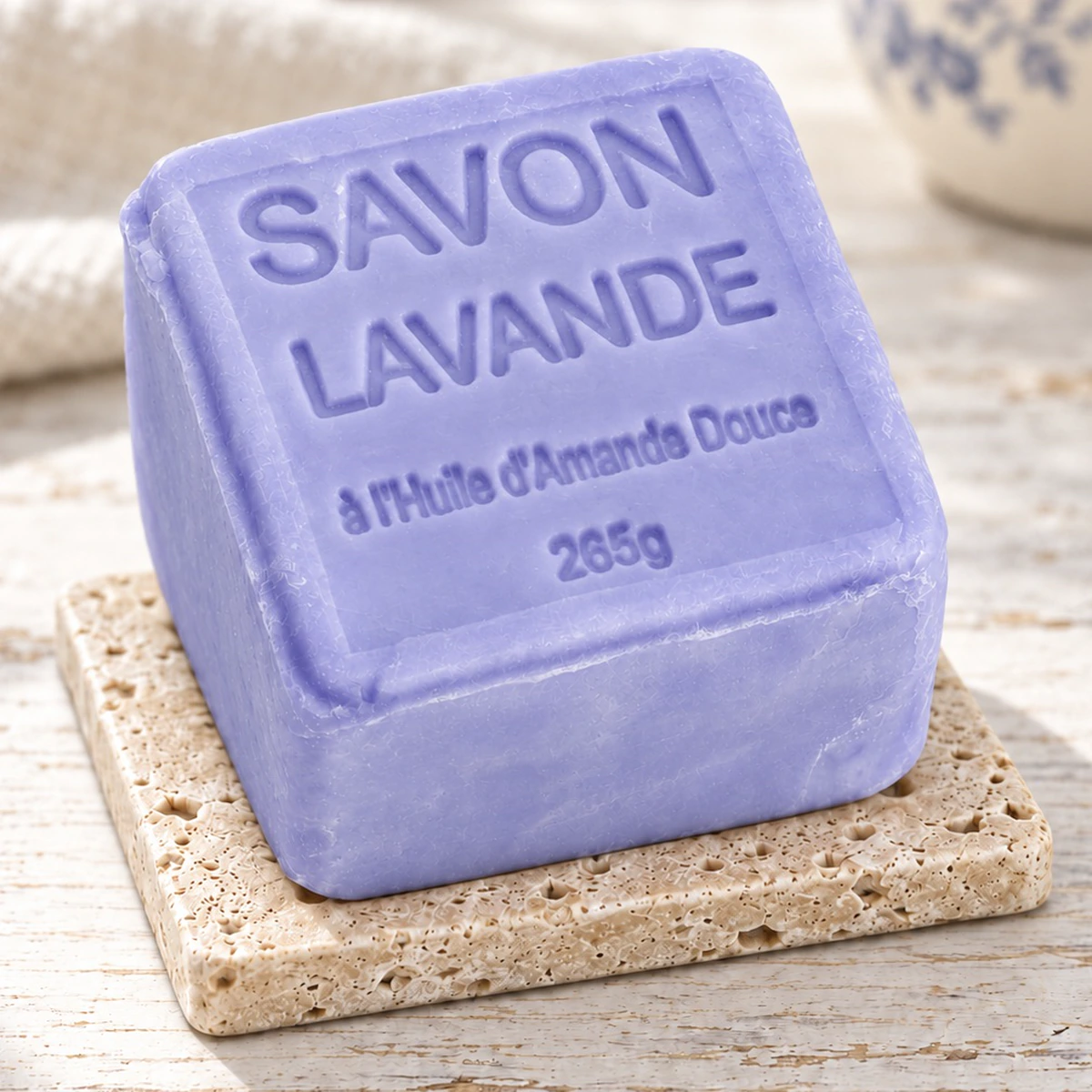 Violetter Maitre Savonitto Lavendel-Seifenwürfel auf Travertin