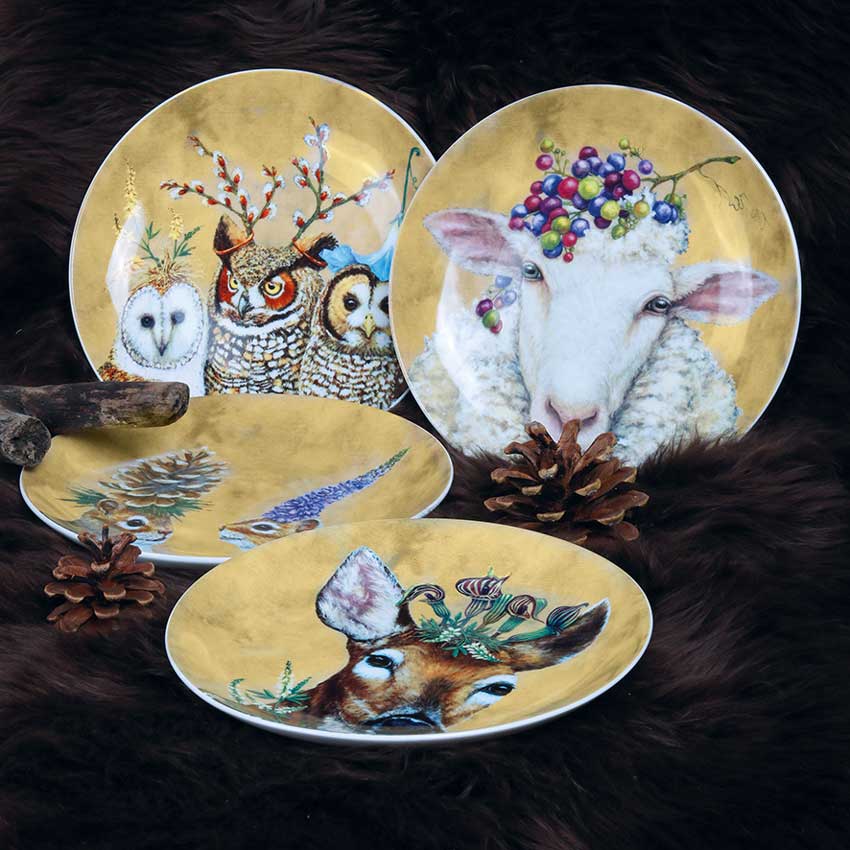 PPD Teller mit Tiermotiven der Künstlerin Vicki Sawyer, liebevoll illustriert mit Reh, Eulen und Schaf auf goldenem Hintergrund – kunstvolle PPD Tischkultur mit Naturdesign.