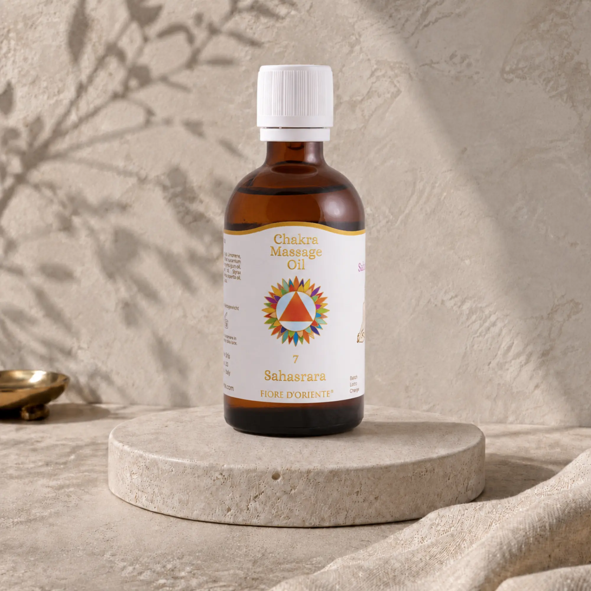 Sahasrara Kronen-Chakra Massageöl von Berk, 100 ml, auf hellem Travertin-Podest