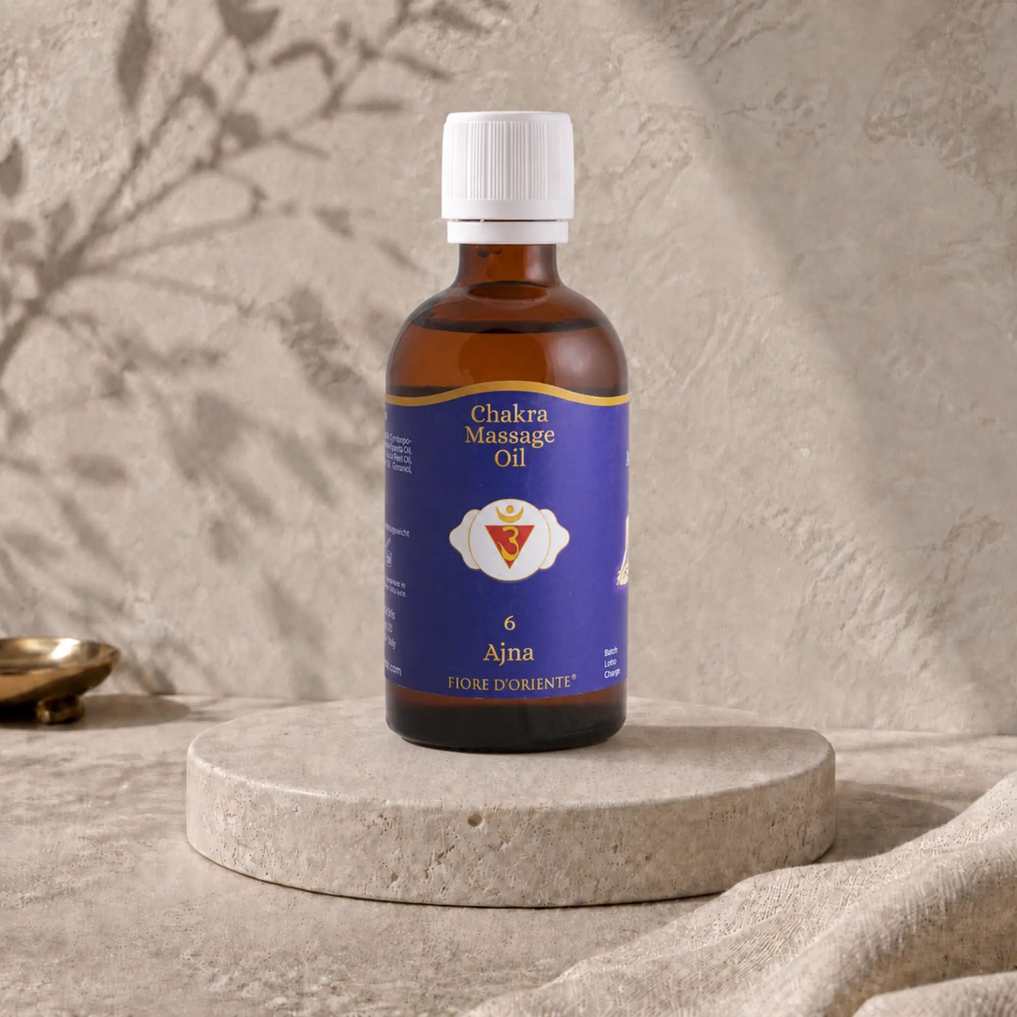 Ajna Stirn-Chakra Massageöl von Berk, 100 ml, auf hellem Travertin-Podest
