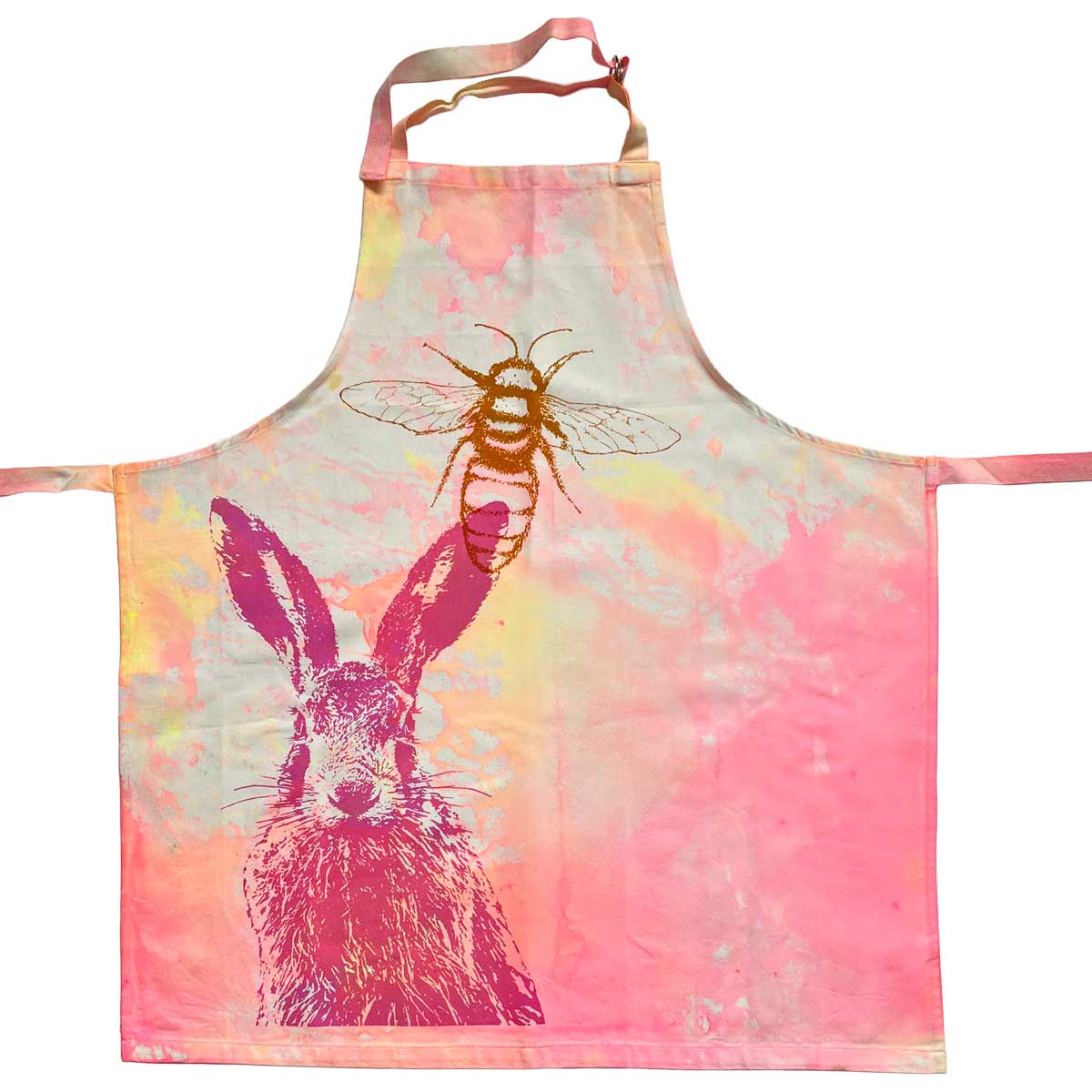 Handgedruckte Atelier Unique Küchenschürze „Klopfer & Bine 1“ von Frohstoff mit pinkem Hasenmotiv und goldener Biene auf hellem Grund, Handsiebdruck aus Hamburg.