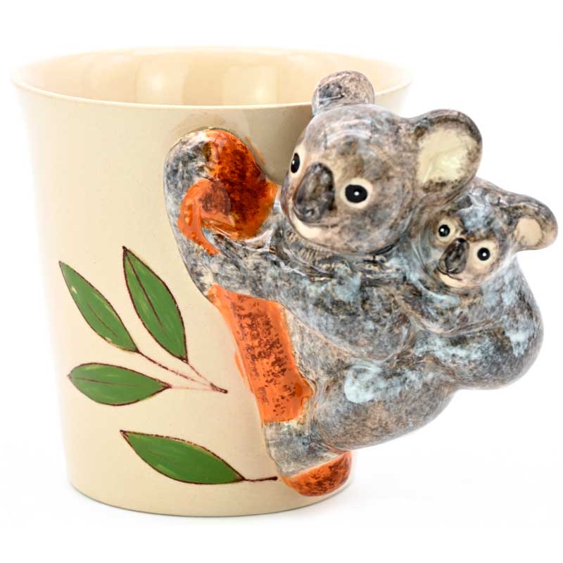 Keramikbecher mit 3D-Motiv eines Koalas mit Jungtier, detailreich gestaltet und handbemalt, verziert mit Eukalyptusblättern – originelles Becherdessin.