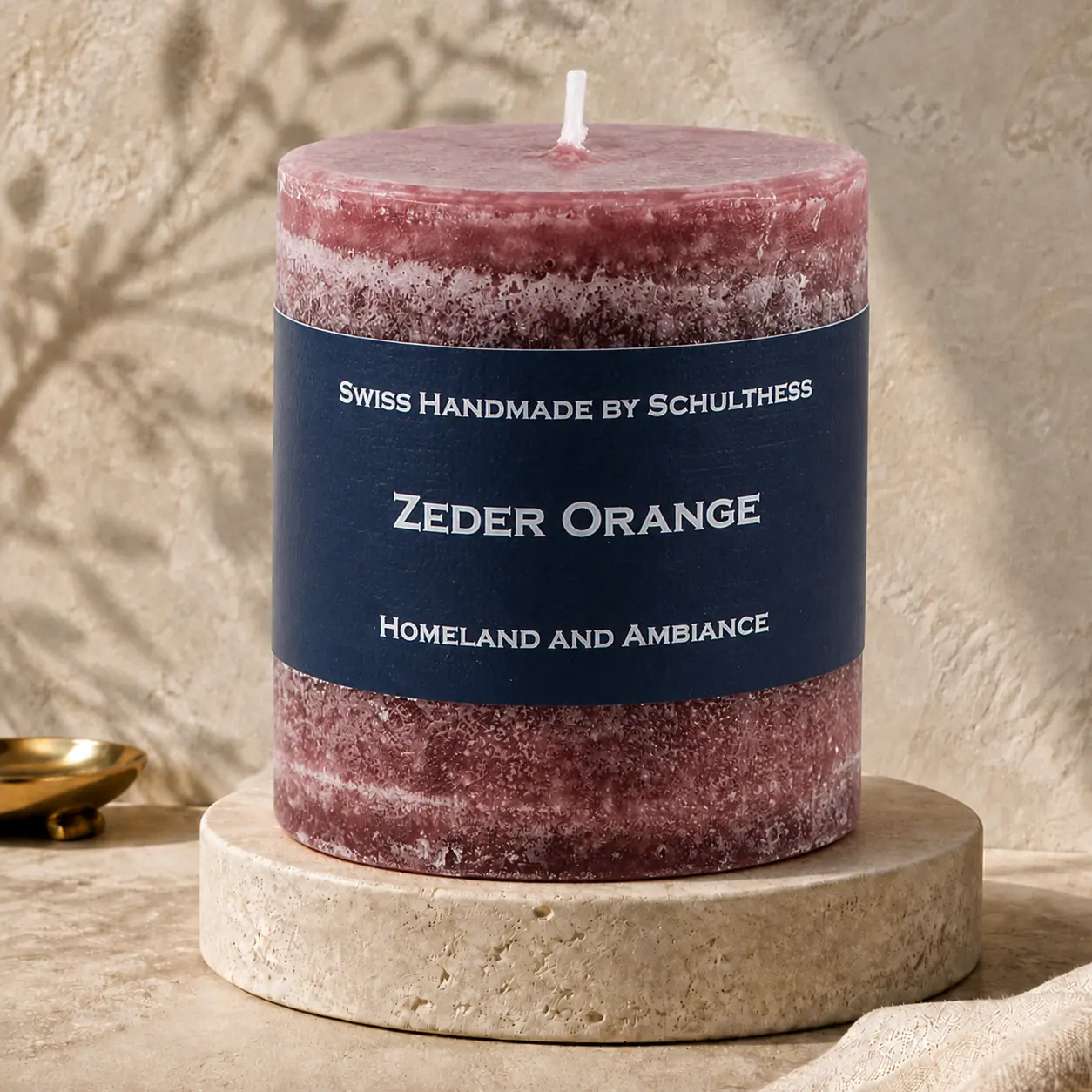 Schulthess Duftkerze Zeder Orange auf hellem Travertinteller
