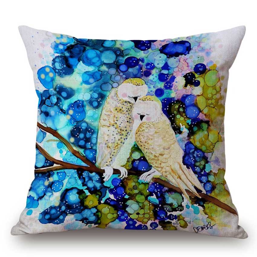 Kissenhülle „This is us“ von Still&Silent mit farbenfrohem Eulenmotiv – zwei verliebte Eulen auf einem Ast, umgeben von leuchtenden Blau-, Grün- und Lilatönen in Aquarelloptik.
