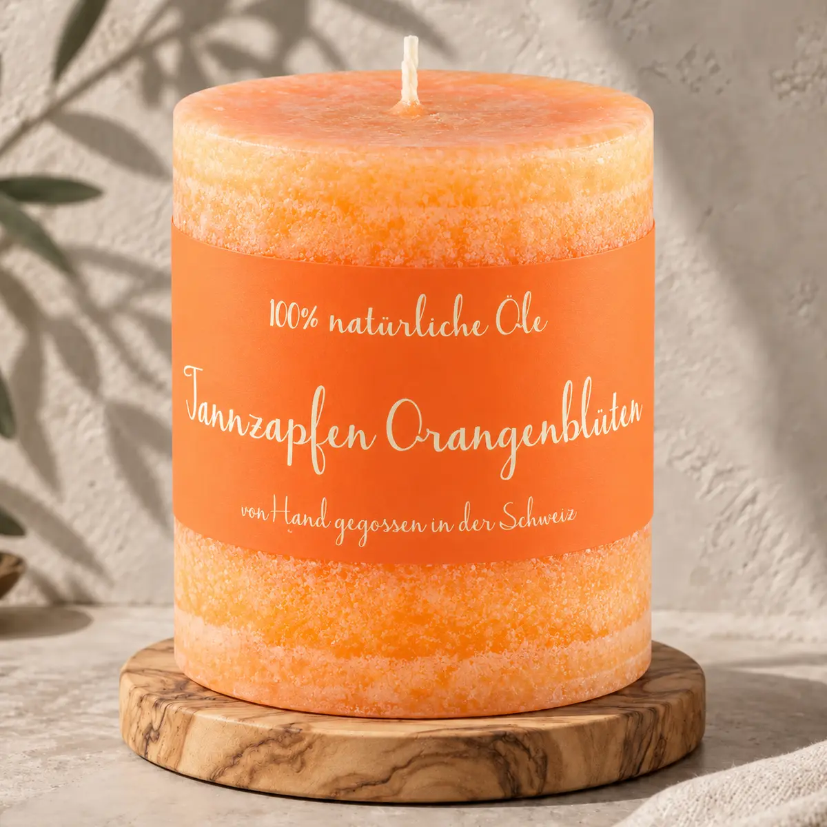 Orange Schulthess Duftkerze Tannzapfen Orangenblüten aus 100 % natürlichen Ölen auf einem Holzsockel