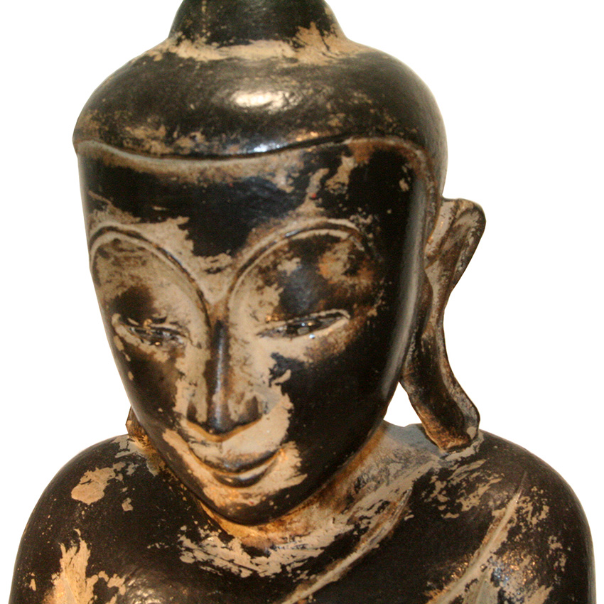 Detailansicht des antiken Shan Buddha aus Teakholz, fein geschnitztes Gesicht mit ruhigem Ausdruck und gealterter Patina, burmesische Handwerkskunst.
