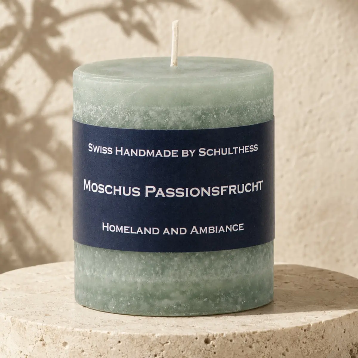 Schulthess Duftkerze Moschus Passionsfrucht auf Travertinsockel