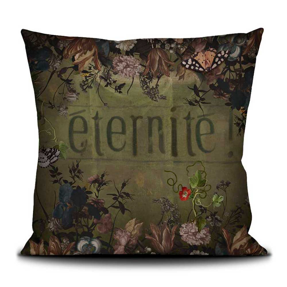 Voglio Bene Luxus Samtkissen 50x50 – Rückseite mit Schriftzug „éternité“, umrahmt von dunklen Blumen, Blättern und mystischer, nostalgischer Atmosphäre.