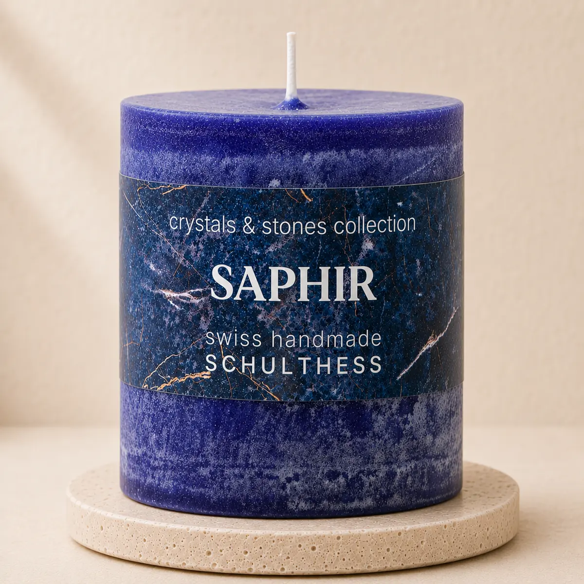 Schulthess Duftkerze Saphir aus der Crystals & Stones Collection auf hellem Travertin