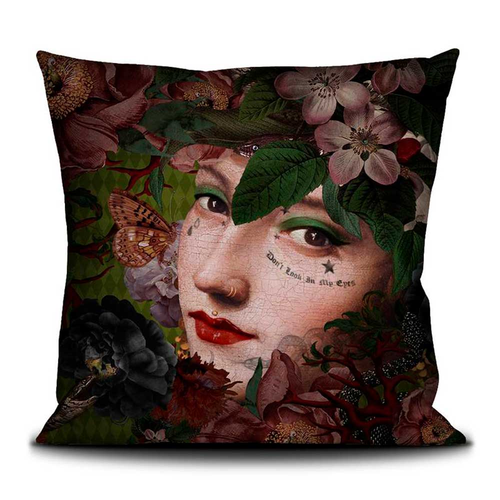 Voglio Bene Luxus Samtkissen 50x50 – Nahaufnahme des Medusa-Gesichts mit Tattoo-Details, Blumen, Schmetterlingen und mystischer, dunkelgrüner Kulisse.