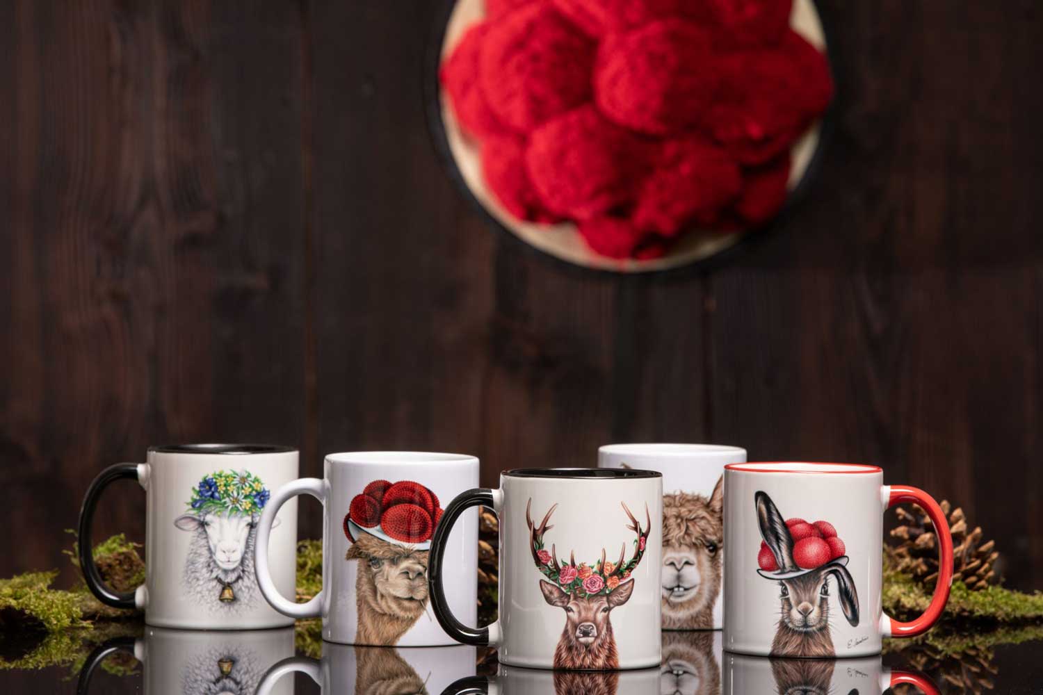 Porzellantassen von Schwarzwaldmariele mit liebevollen Tiermotiven – Hirsch, Schaf, Hase, Lama und Alpaka mit floralen Hüten. Stilvolle Geschenkidee mit Schwarzwald-Charme.