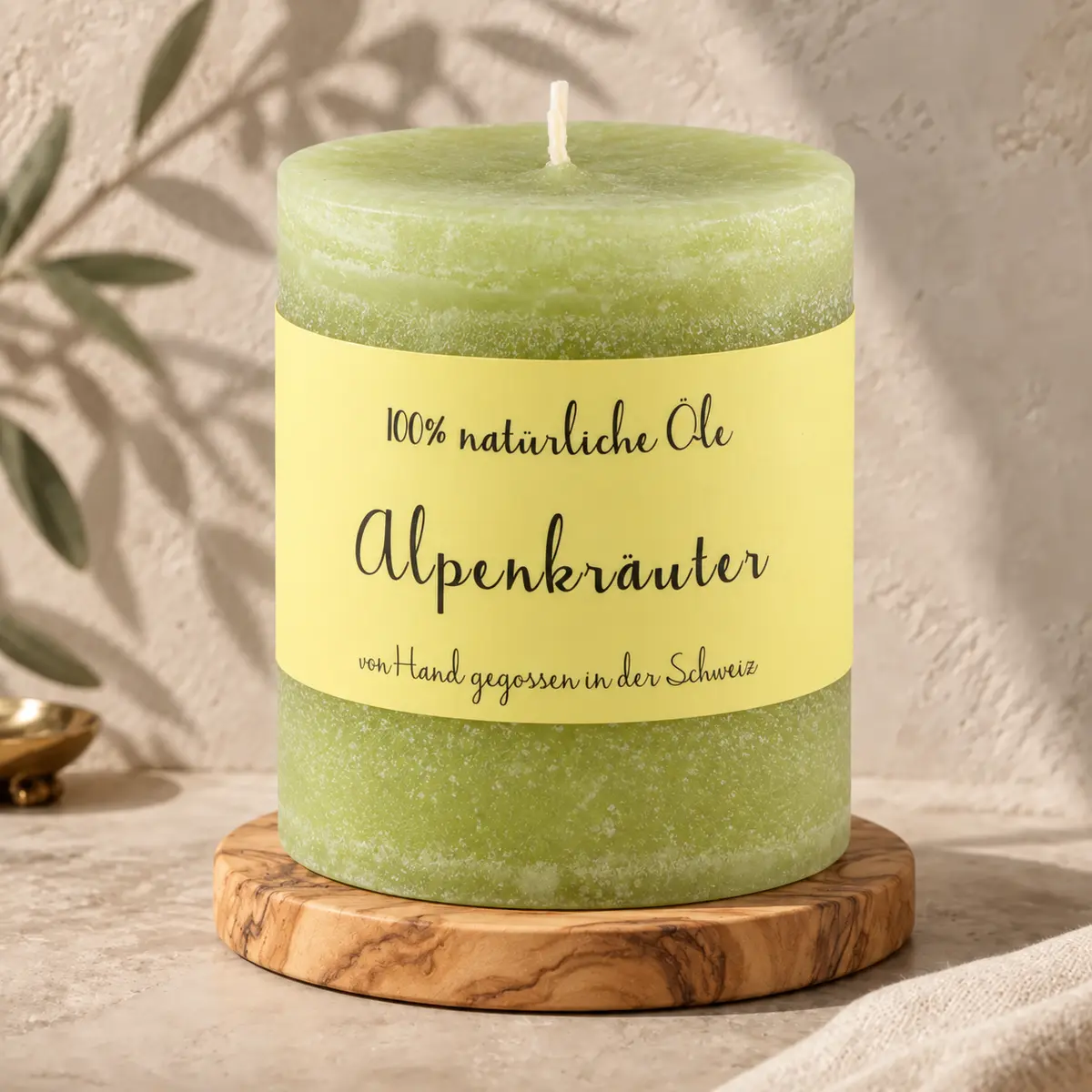 Grüne Schulthess Duftkerze Alpenkräuter aus 100 % natürlichen Ölen auf einem Holzsockel
