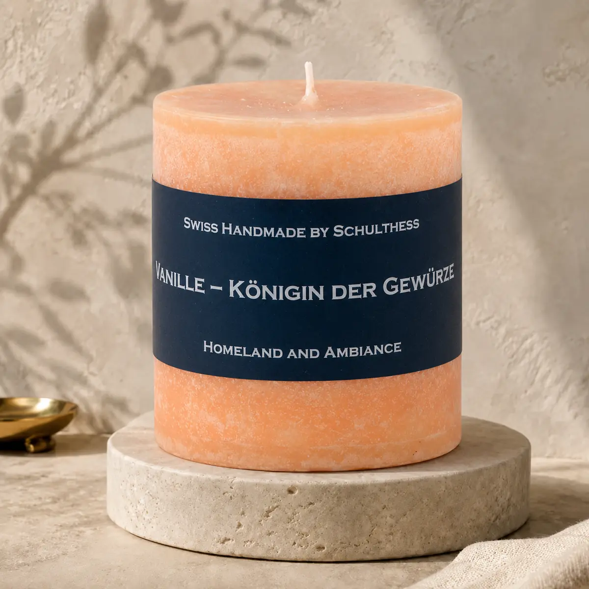 Schulthess Duftkerze Vanille – Königin der Gewürze auf einem Travertinteller