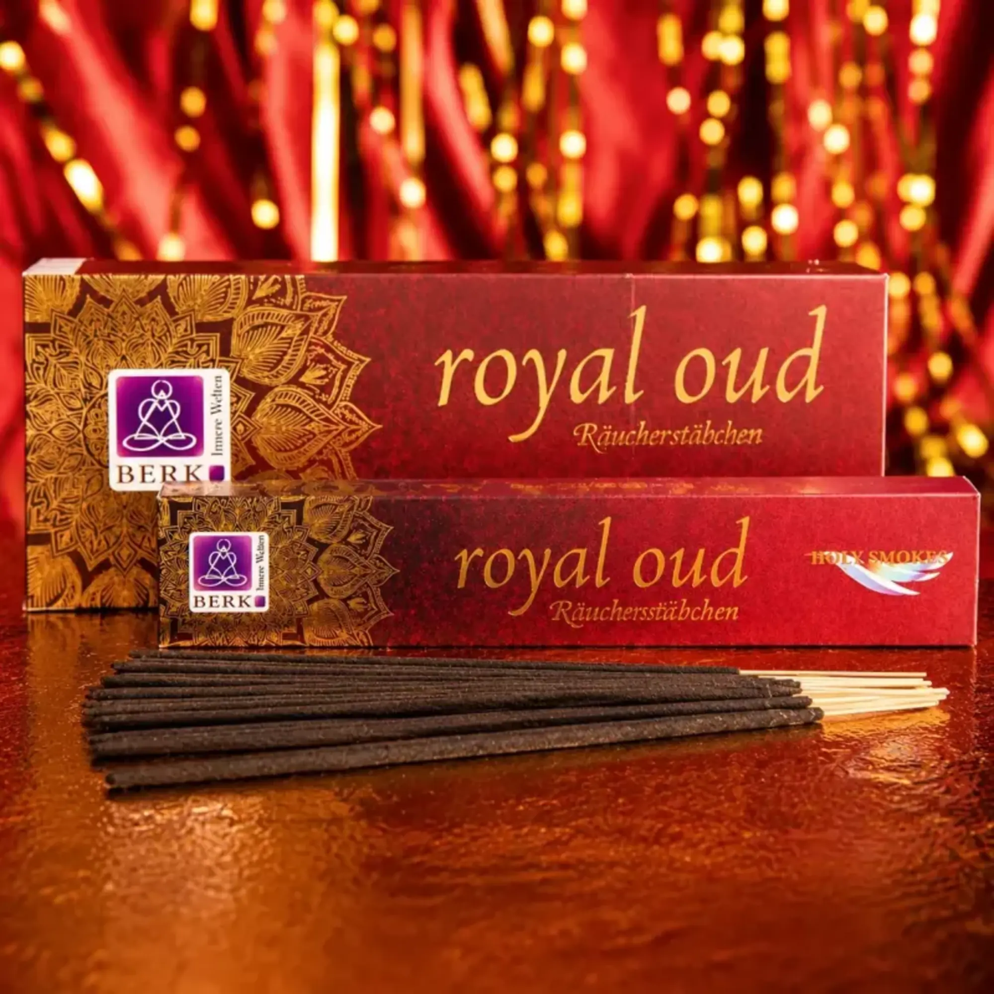 Alt-Text: Royal Oud Räucherstäbchen von Berk mit roter Verpackung und ausgelegten Räucherstäbchen