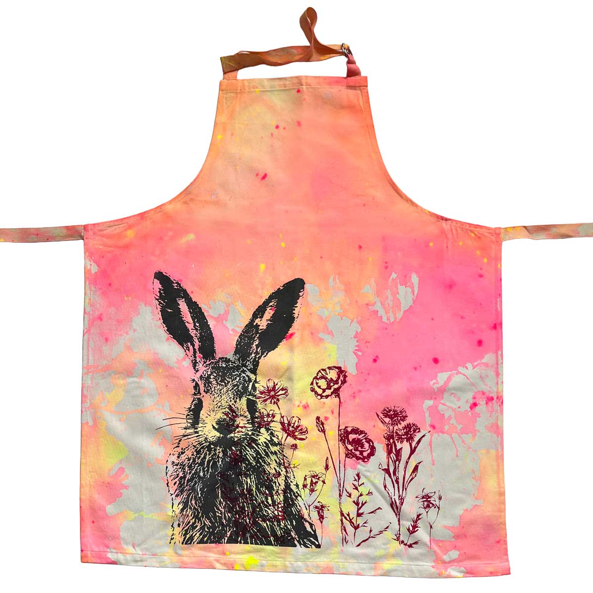 Handgedruckte Atelier Unique Küchenschürze „Blumenklopfer“ von Frohstoff mit Hasenmotiv und floralen Illustrationen in Rosa- und Naturtönen, Handsiebdruck aus Hamburg.
